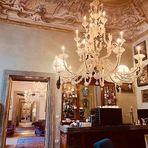 palazzo-doria-napoli.hotels-amalfi.com/